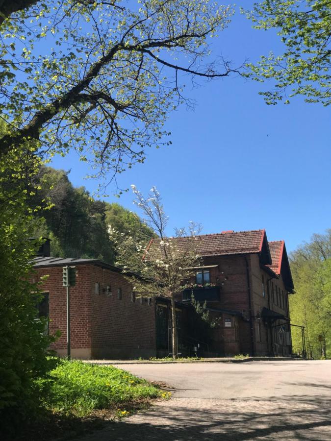Tree Top Hill - The Old Station House - Bastad Holiday Apartments المظهر الخارجي الصورة
