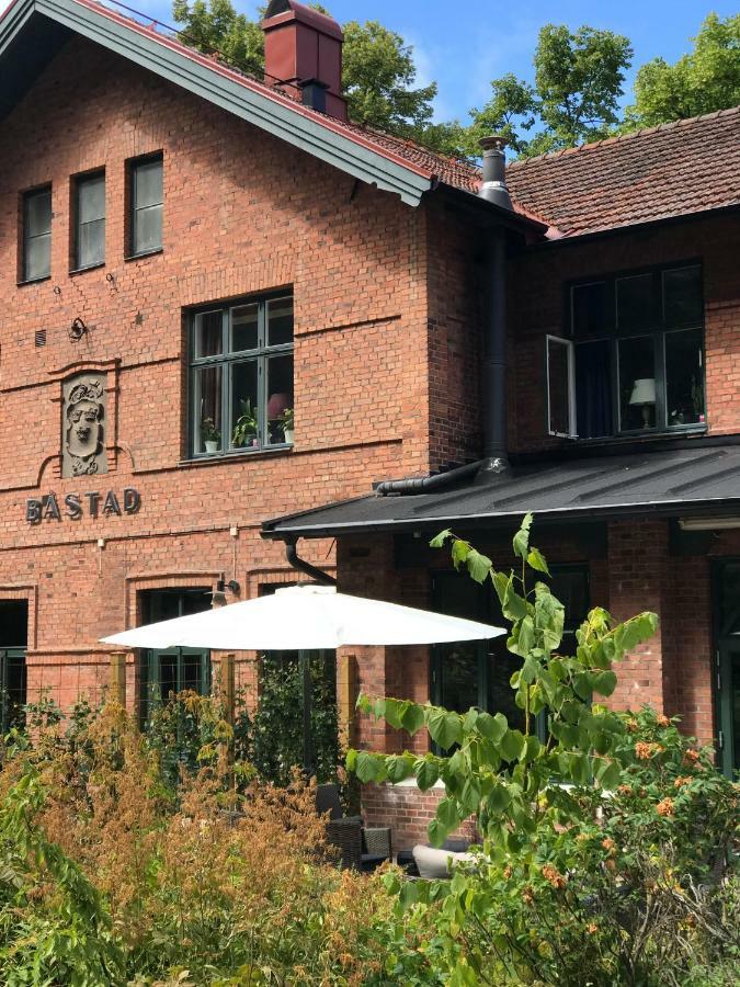 Tree Top Hill - The Old Station House - Bastad Holiday Apartments المظهر الخارجي الصورة